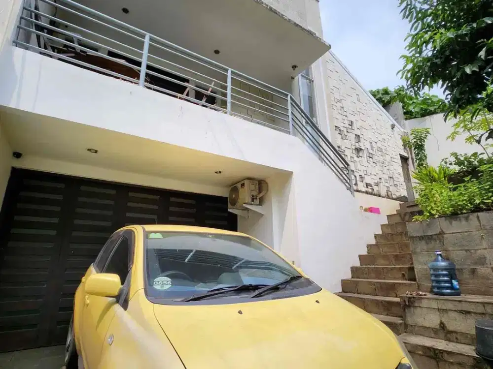 Rumah di Pondok Indah Jakarta Selatan Depan Taman Asri Tidak Hadap Tetangga