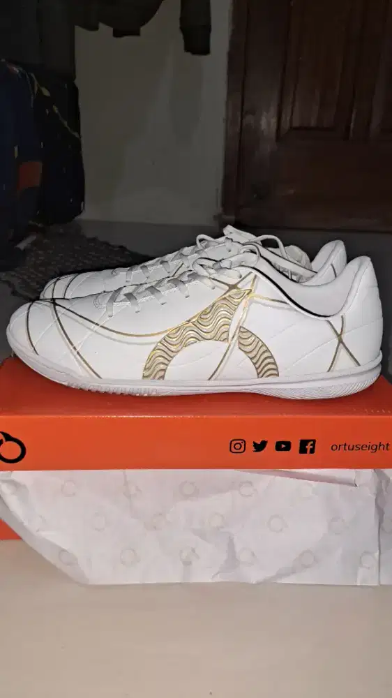 Ortuseight Sepatu Futsal Zenith IN White Gold ukuran 43