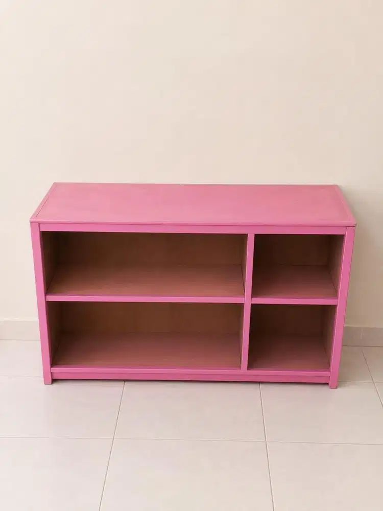 Lemari buku custom pink