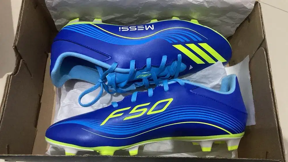 Sepatu sepak bola adidas messi