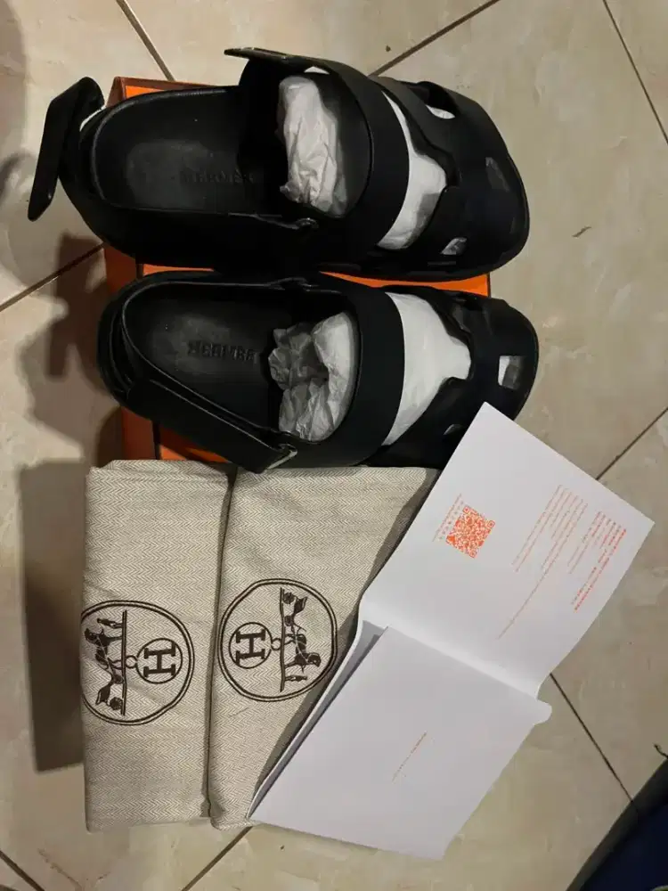 Sandal Hermes tali belakang