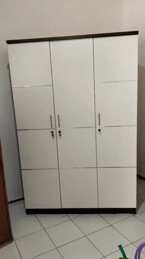Lemari pakaian istimewa