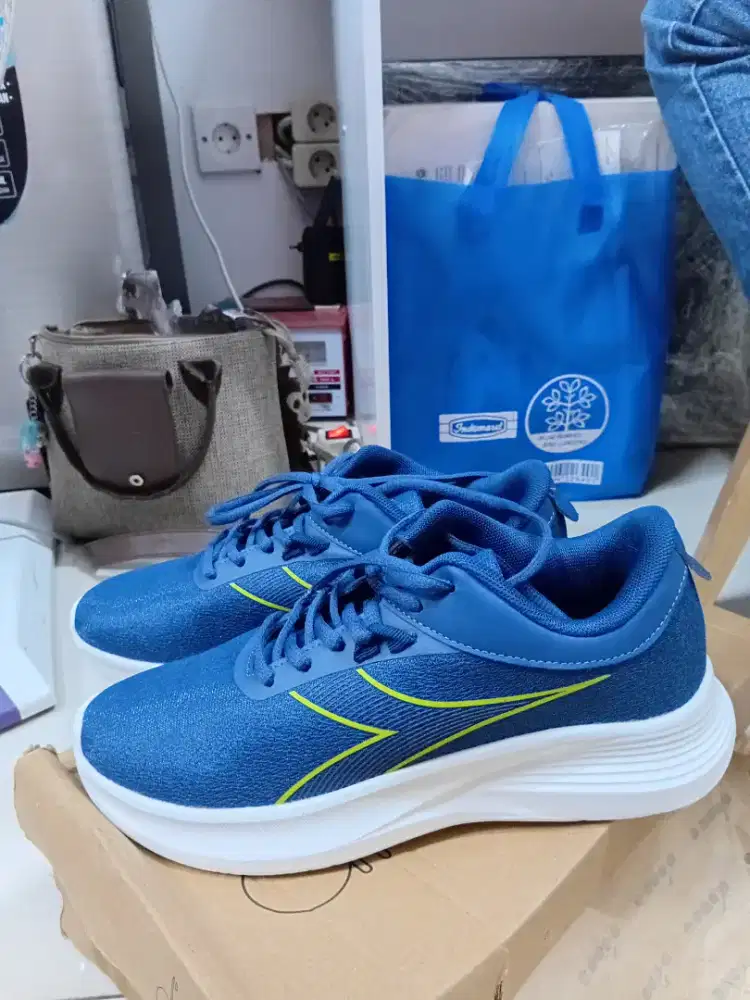 Sepatu olahraga diadora