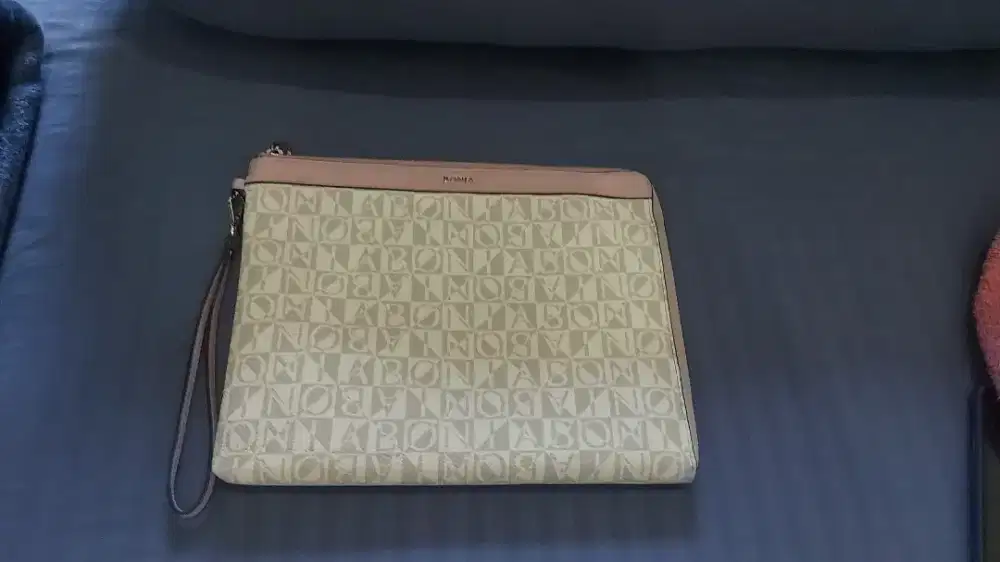 Tas. Clutch bomia