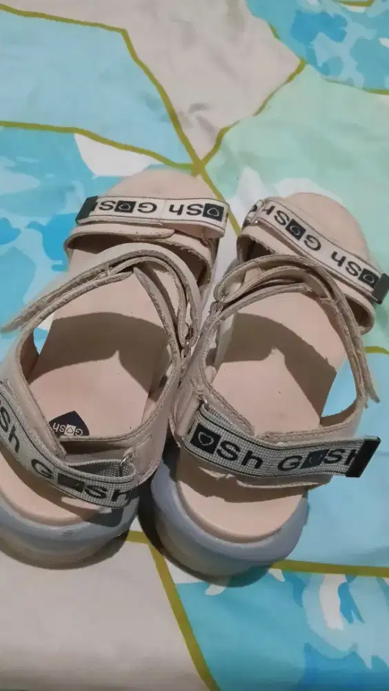 Sepatu sendal prempuan