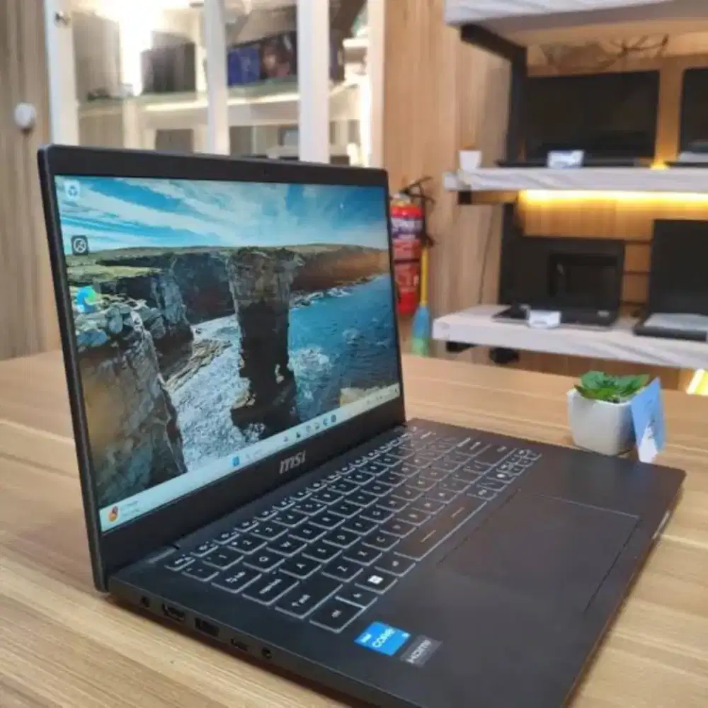MSI Modern 14 core i3-1315U 8GB 512 GB 14.0FHD