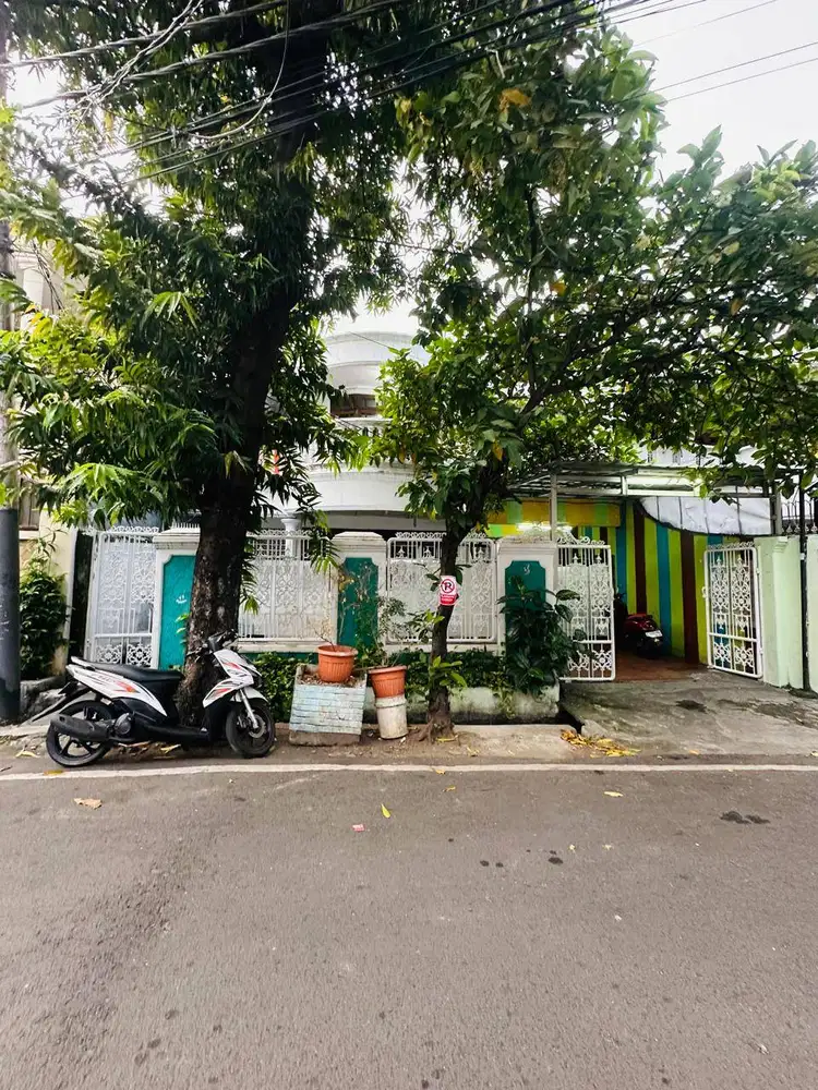 Dijual Rumah 3 Lantai Luas Tanah 240 m² – Harga Nego