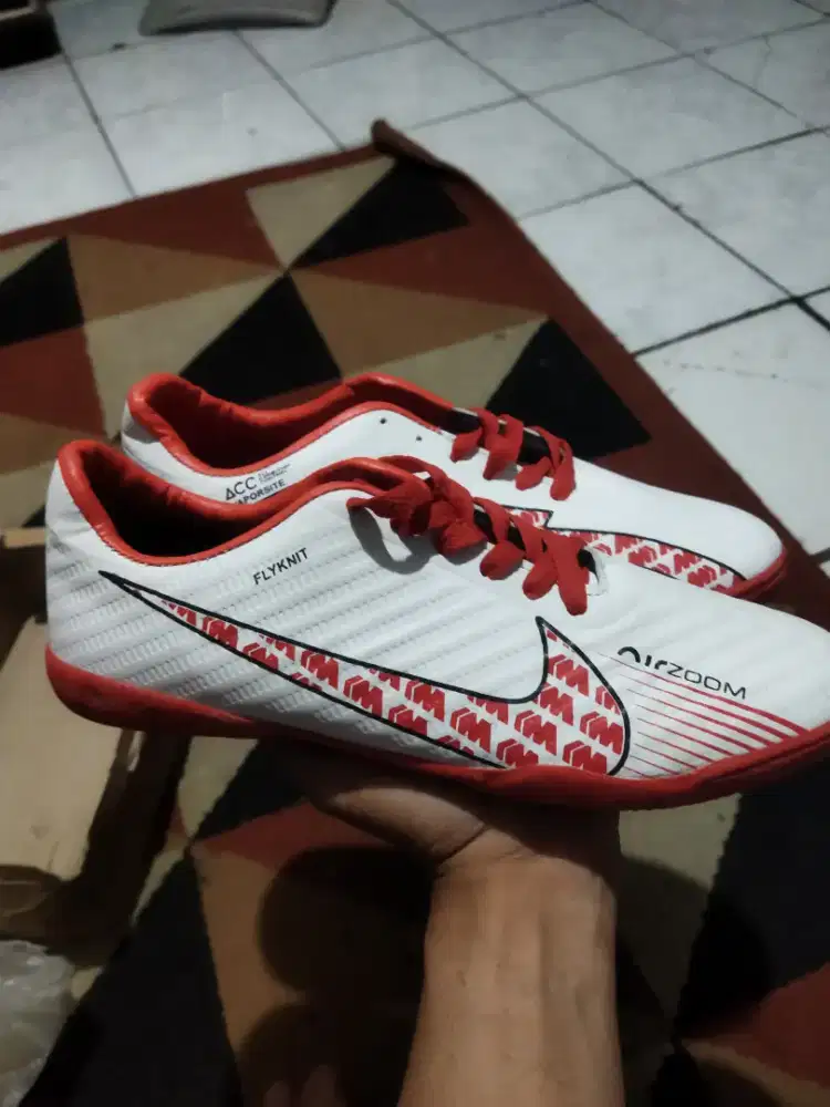 Sepatu futsal baru