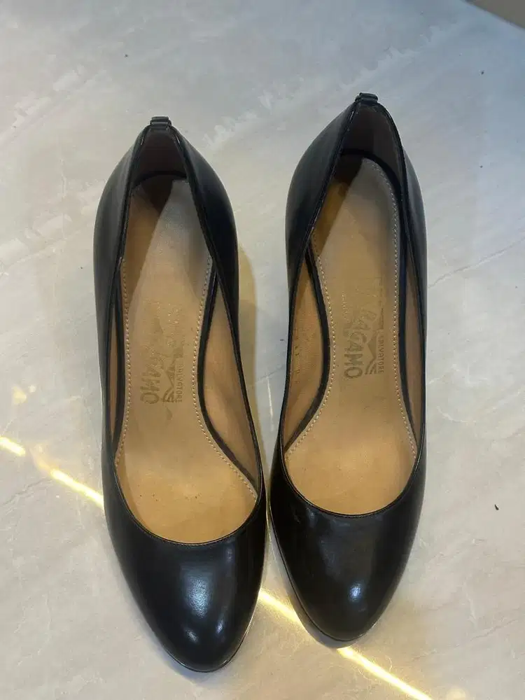 Salvatore Ferragamo Round Toe Pumps in black