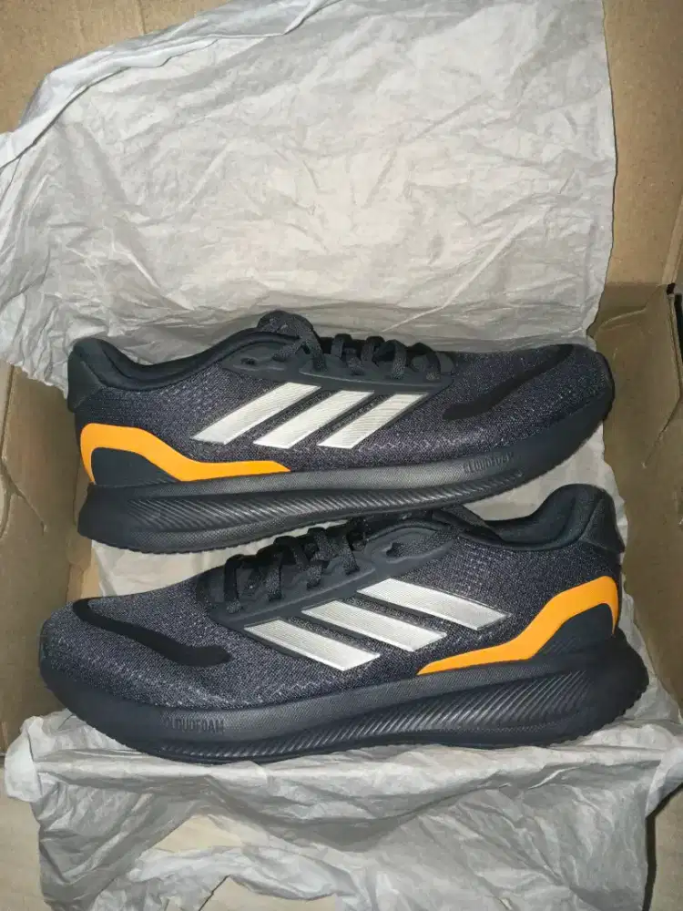 Sepatu Adidas Belum pernah pakai dijual rugi bisa nego