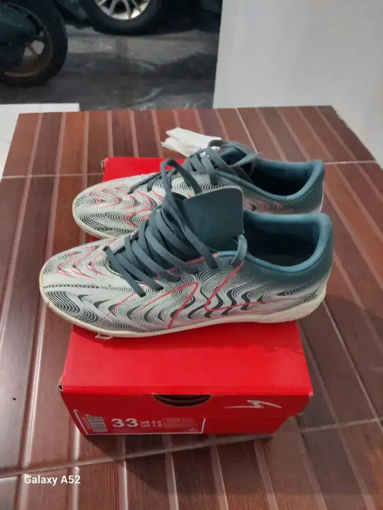 Sepatu Futsal anak Specs