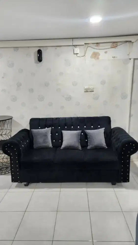 Sofa Chesterfield 3 Seater Beludru Hitam Elegan – Kondisi Bagus