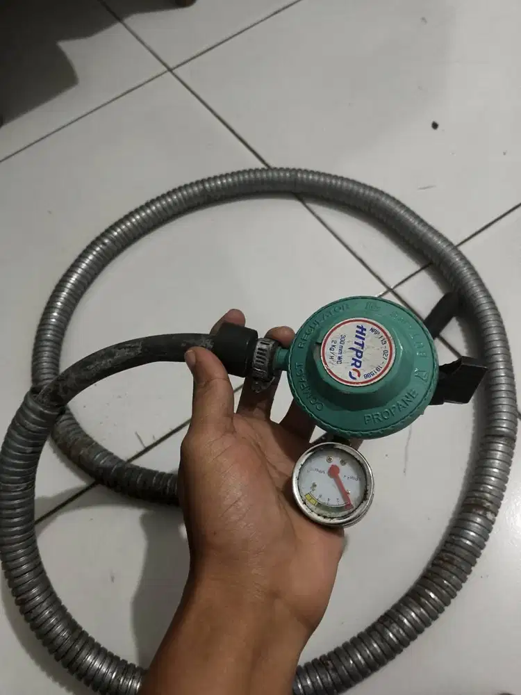 Regulator selang metal manometer