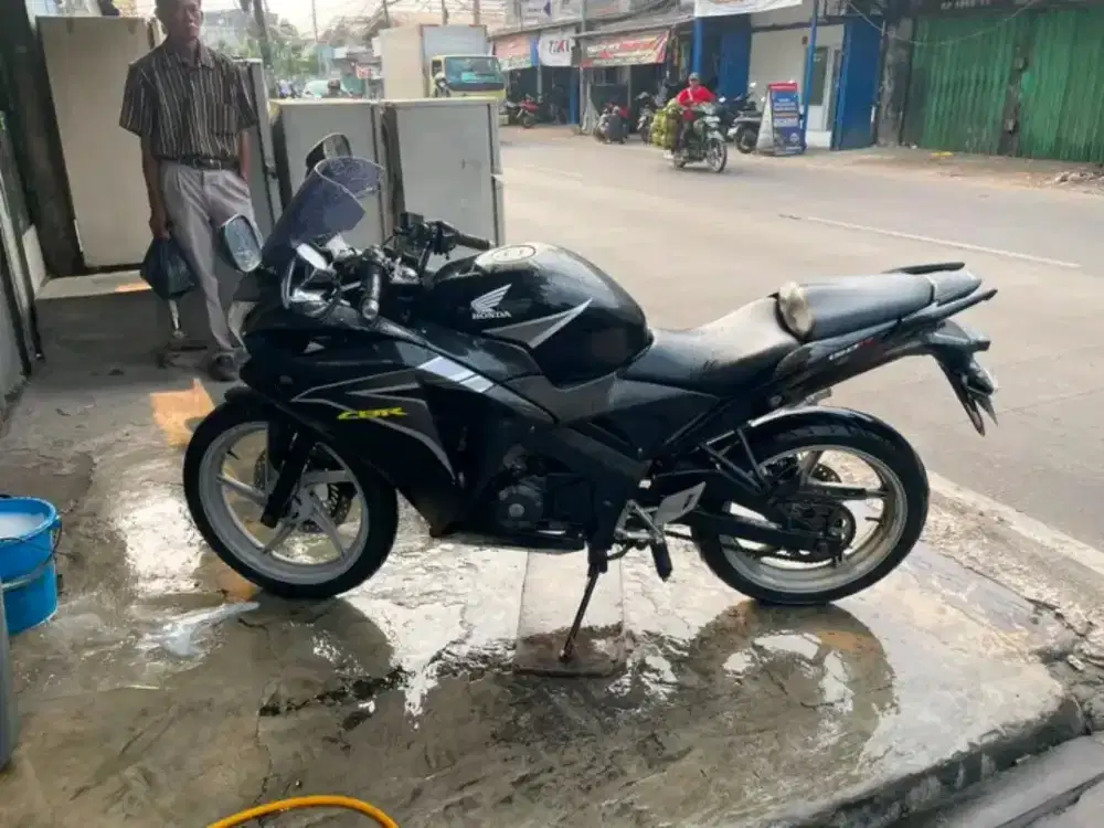 Di jual motor cbr tahun 2013 cbu Thailand surat lengkap pajak off 1x.