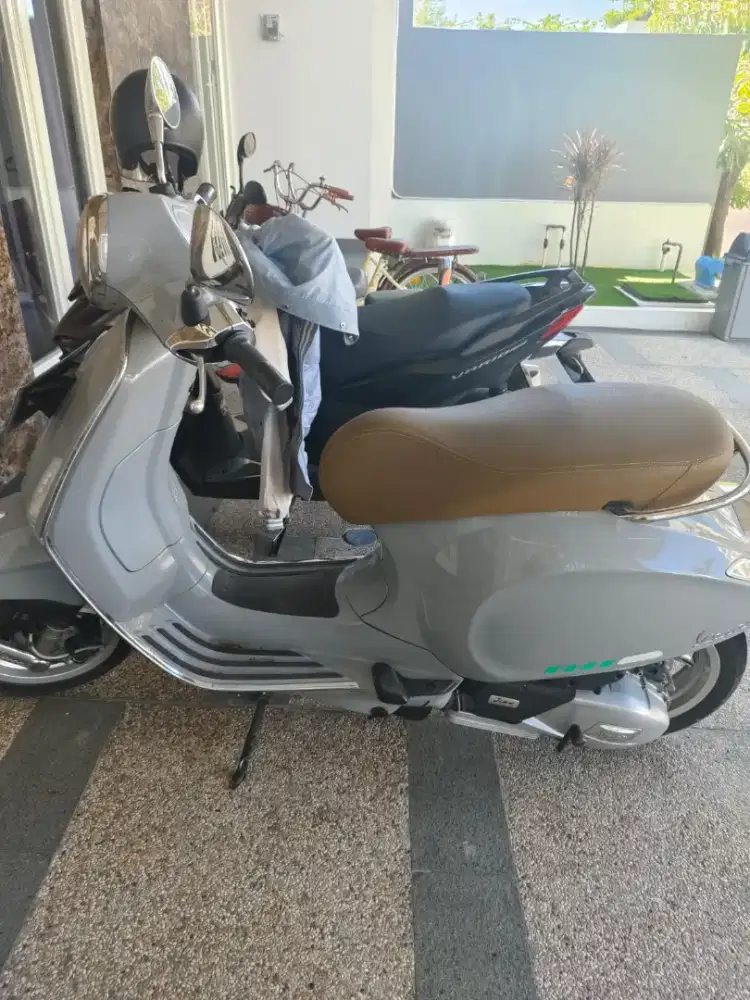 Sepeda Motor Matic Vespa Biru