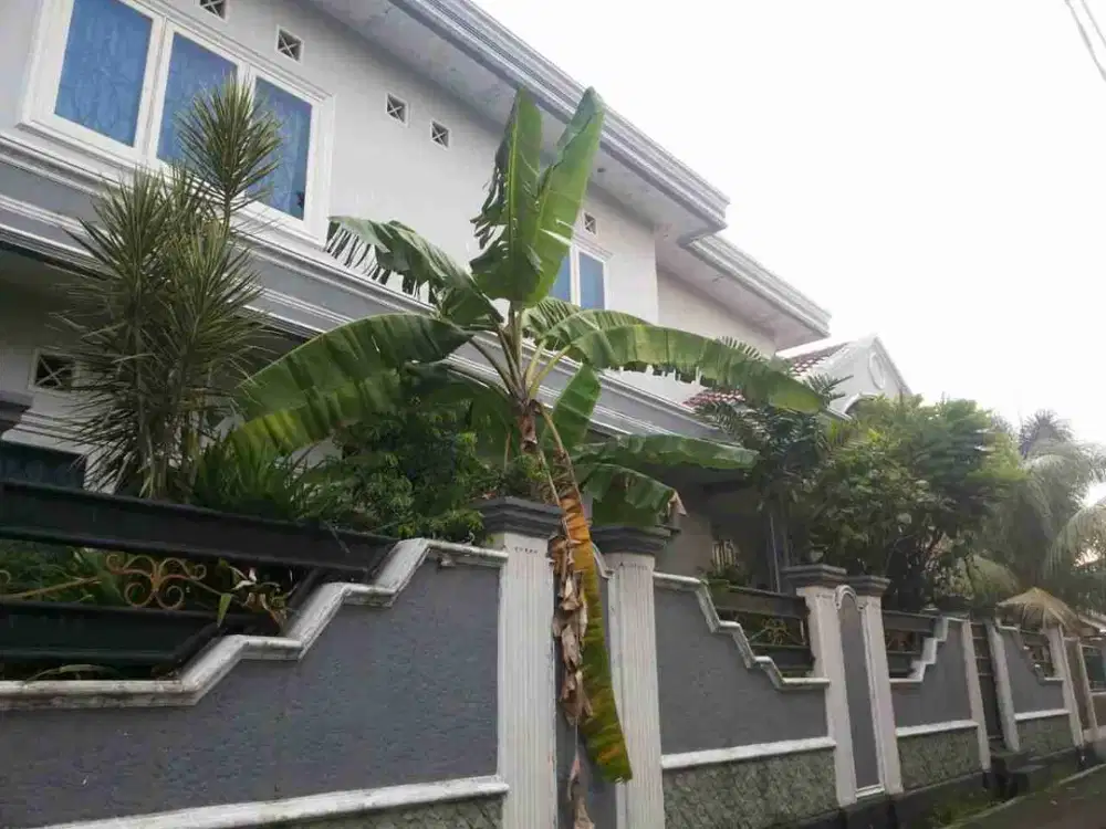 Rumah Besar Jatiwaringin! Dekat Pintu Tol dan Stasiun LRT