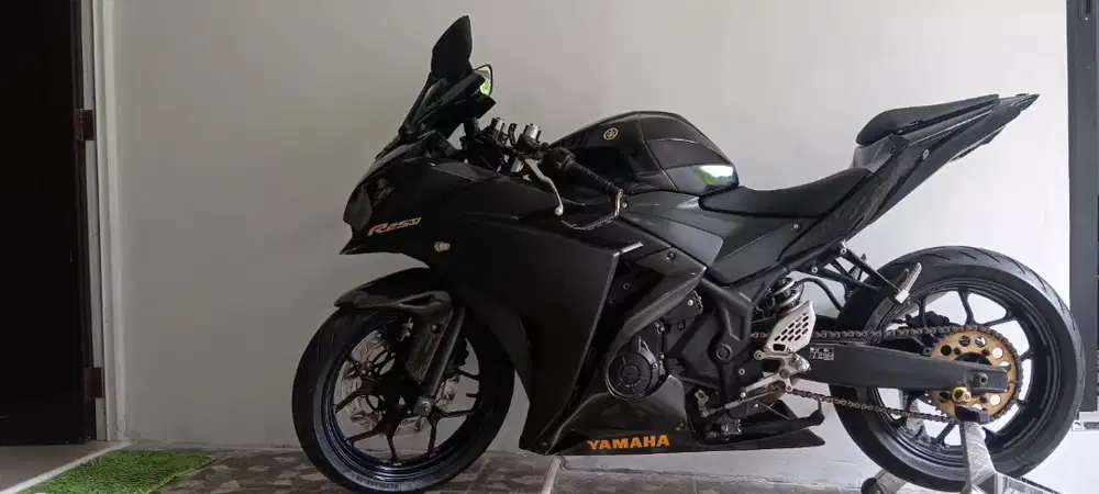 Yamaha R25 Hitam Solid