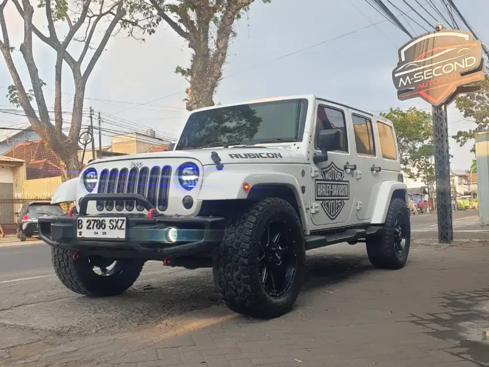 Jeep Wrangler Sahara Unlimited 3.6 4x4 Bensin A/T 2012 Putih KM 81ribu