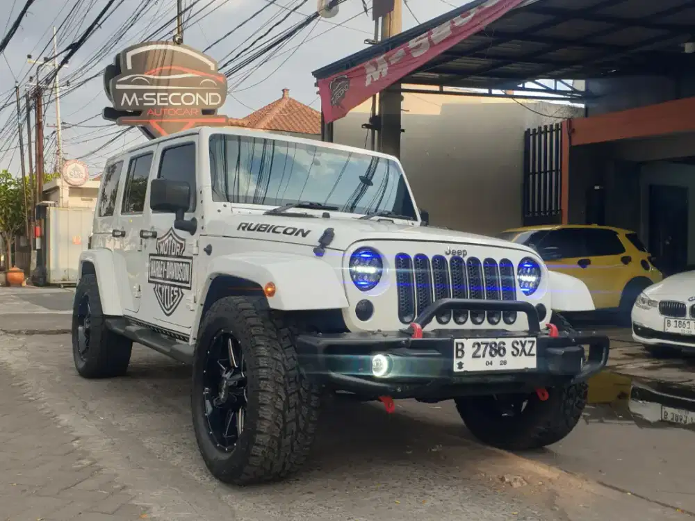 Jeep Wrangler Sahara Unlimited 3.6 4x4 Bensin A/T 2012 Putih KM 81ribu