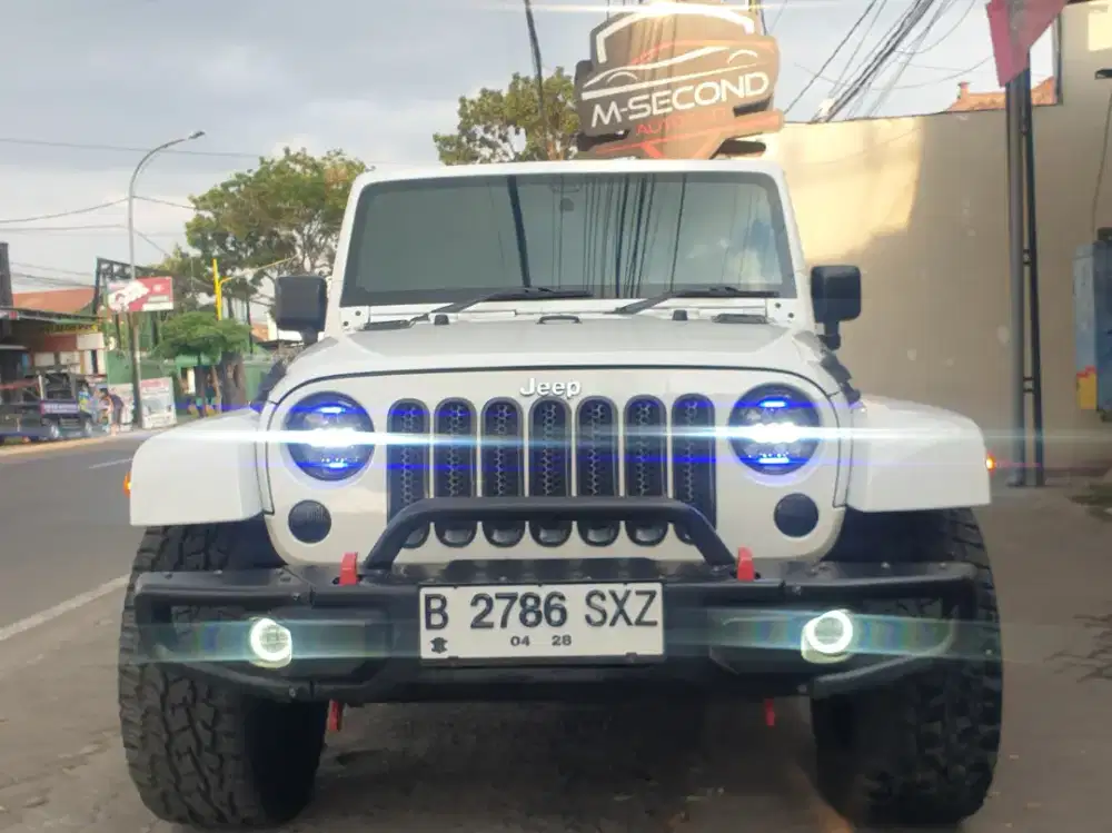Jeep Wrangler Sahara Unlimited 3.6 4x4 Bensin A/T 2012 Putih KM 81ribu