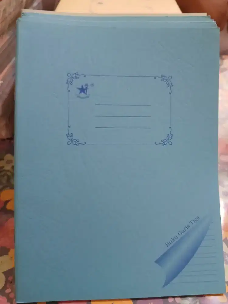 Buku tulis halus garis tiga