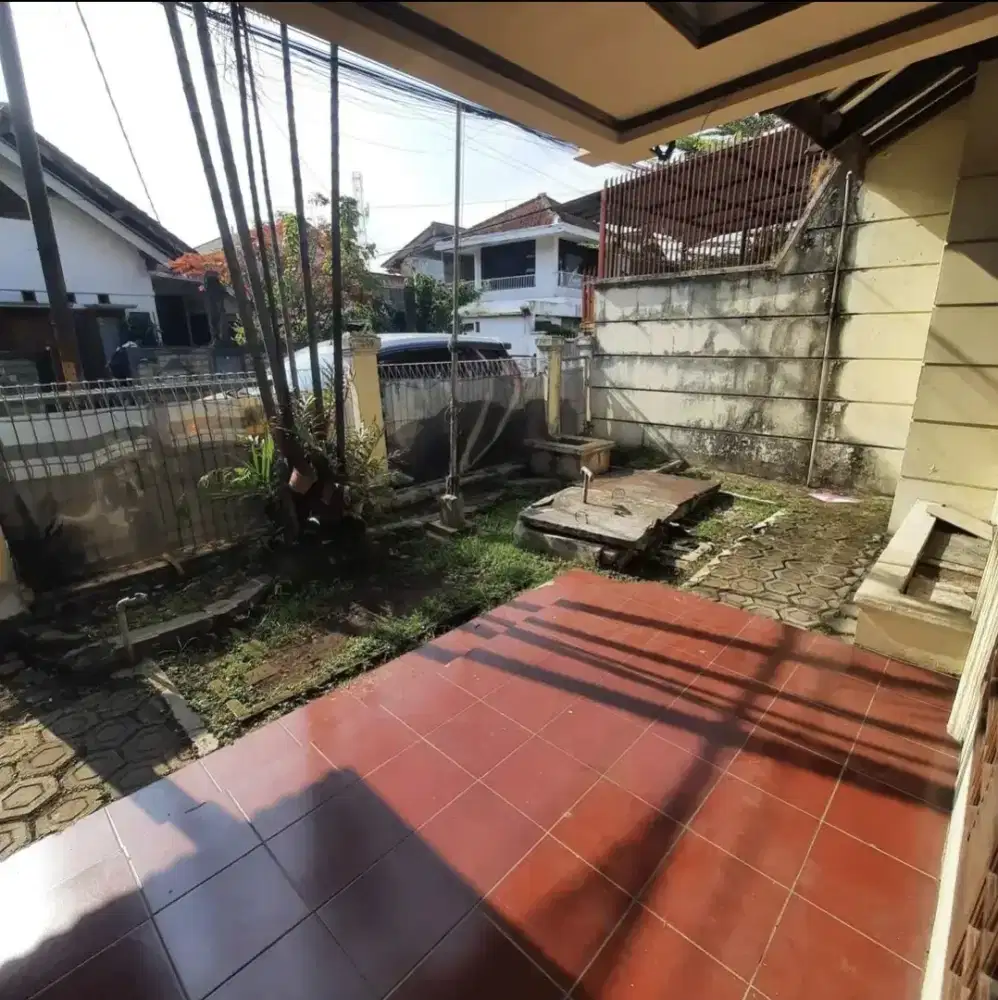 Rumah kokoh di suryalaya buah batu dekat batununggal lingkungan nyaman