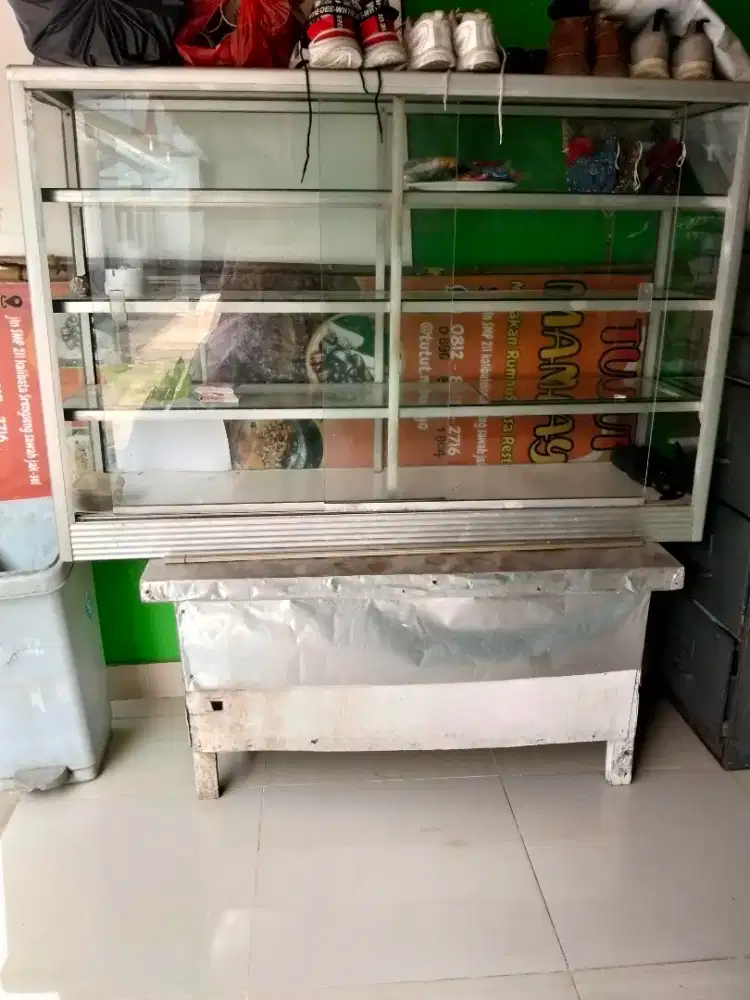 Di jual etalase dagang