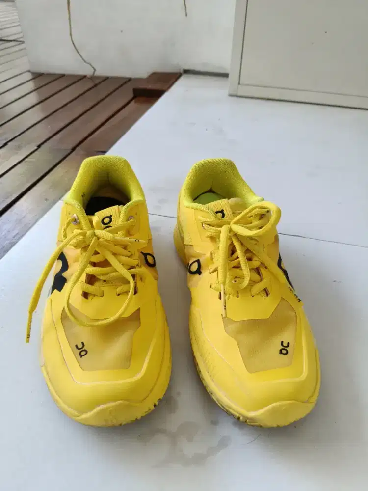 Sepatu tenis on cloud ukuran 40