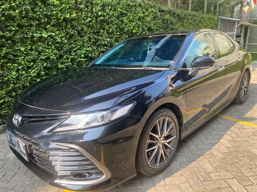 Toyota Camry v at 2022 low KM