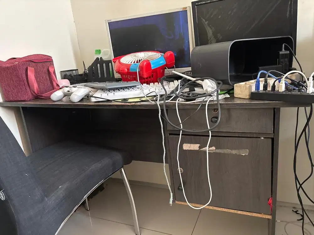 Meja Kantor Laci Kayu