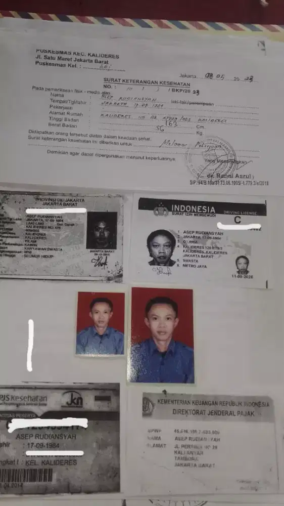 mencari lowongan kerja.
