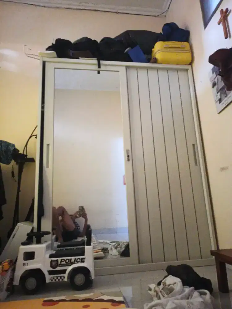 Lemari kaca slide