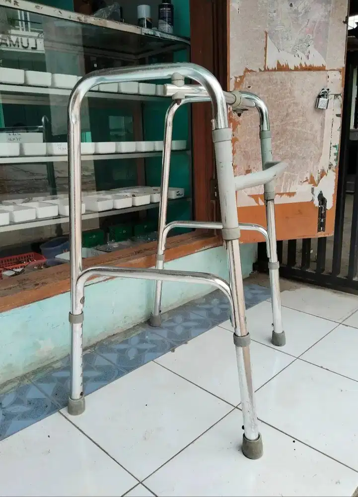 Walker/Alat Bantu Jalan 4 Tiang