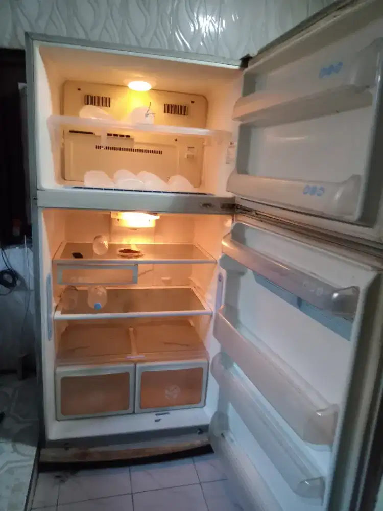 Kulkas LG 2 pintu kapasitas 640ltr