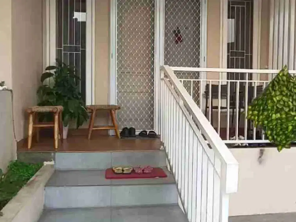 JUAL RUMAH PURI SRIWEDARI CIBUBUR SHM AKSES DEKAT LRT HARJAMUKTI 2 LANTAI RAPI SIAP HUNI