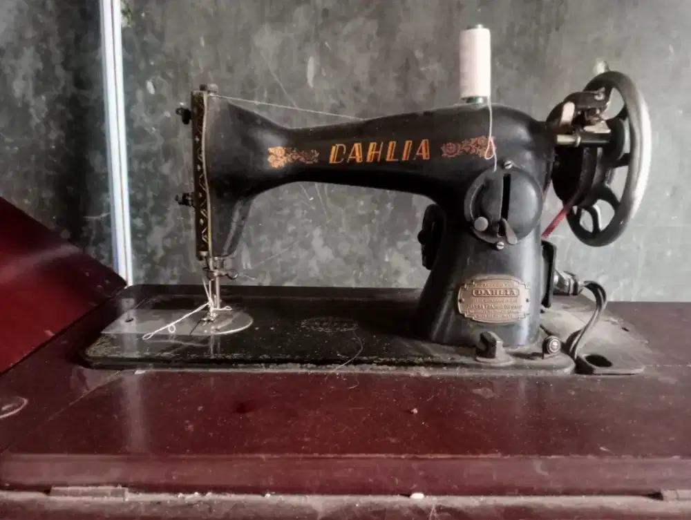 Mesin jahit klasik merk Dahlia