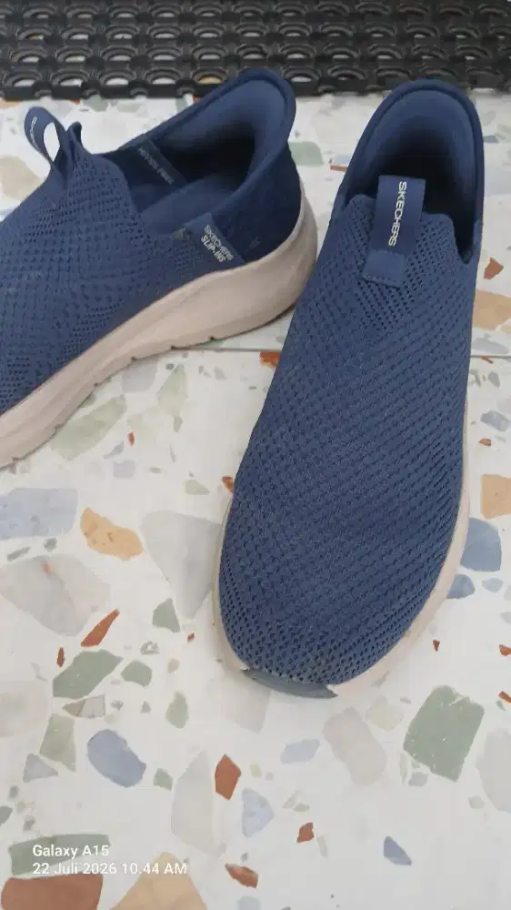 Sepatu Skechers slip on