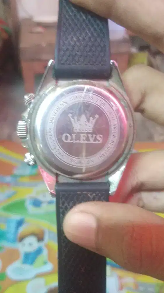 Dijual jam tangan, merek OLVS ada fitur Chrono madih beefungsi