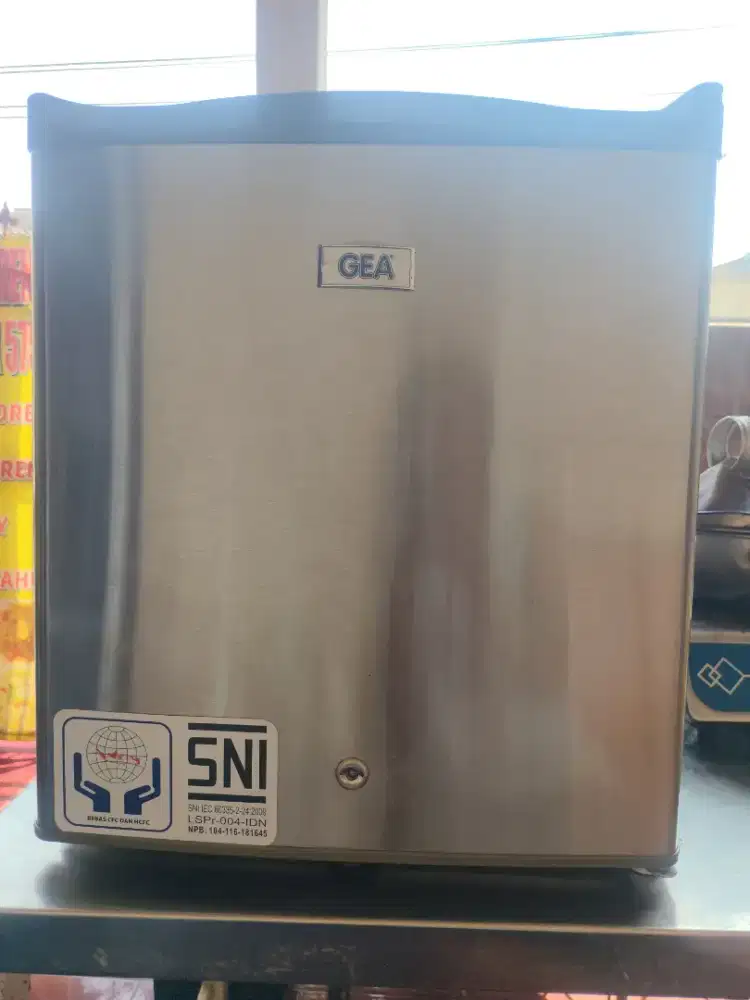 Dijual Kulkas Mini Bar merk GEA