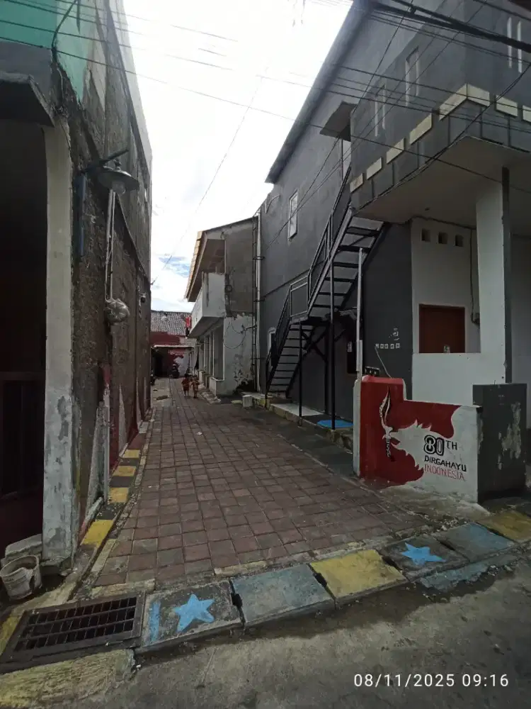 Dijual Rumah kontrakan 8 Pintu
2lantai  (atas bawah masing2 4 Pintu)