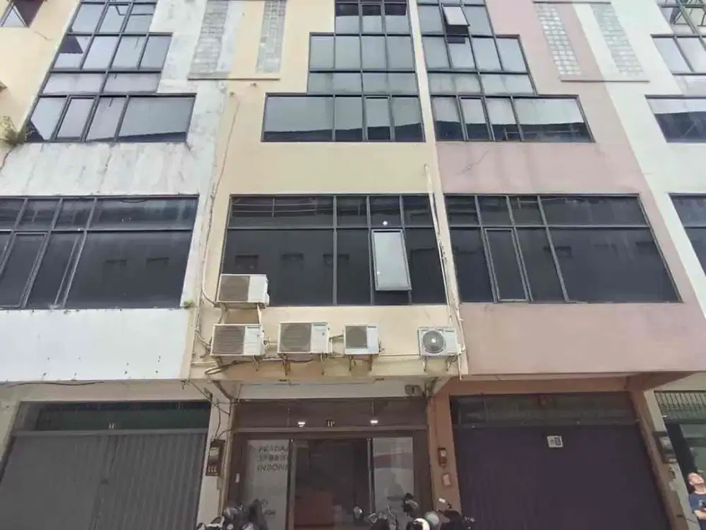 Ruko Bagus 4 Lantai Terawat dan Sudah Renovasi dan Terletak di Pusat Kota