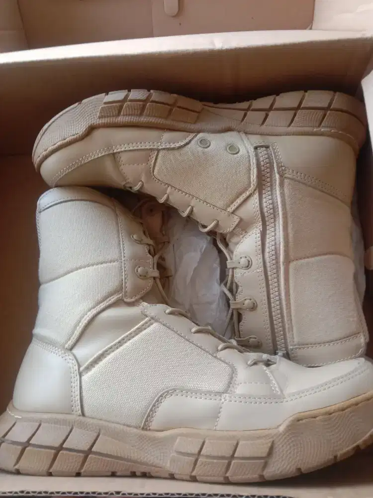 Sepatu wanita model boot