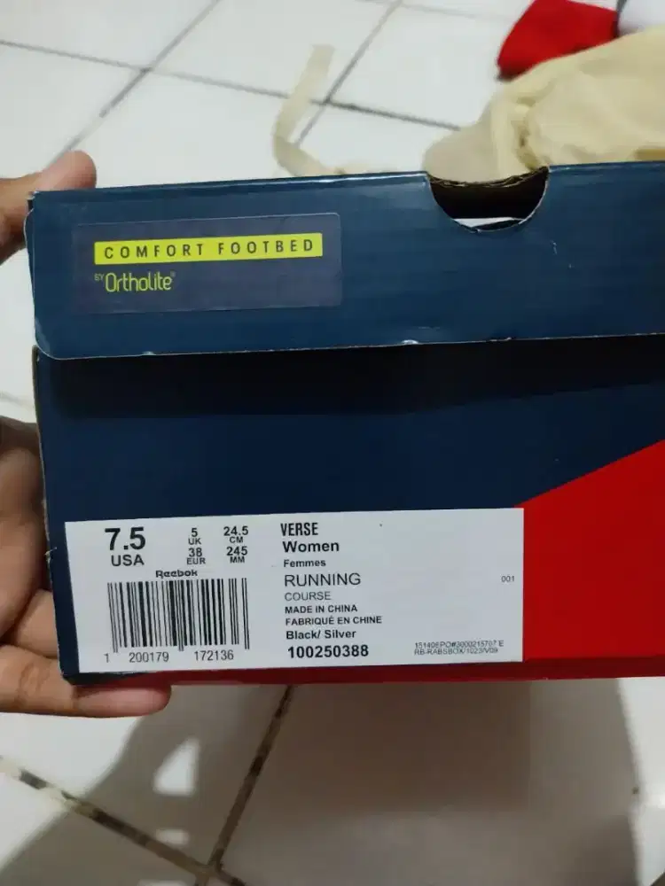 JUAL SEPATU SEKOLAH JOGGING MERK REEBOK WARNA HITAM UKURAN 38