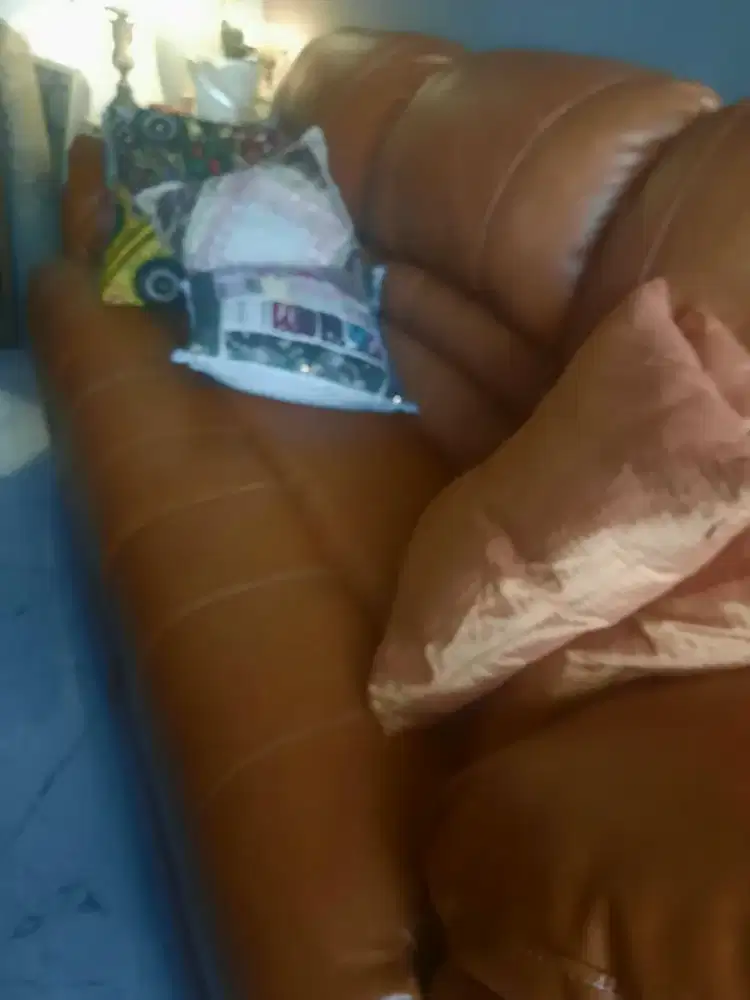 Dijual cepat sofa kulit sintetis warna kulit (nuget)