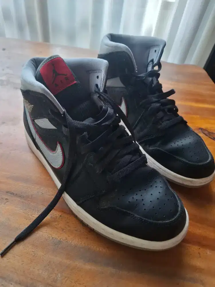 Nike Air Jordan 1 Mid Black Particle Grey Gym Red