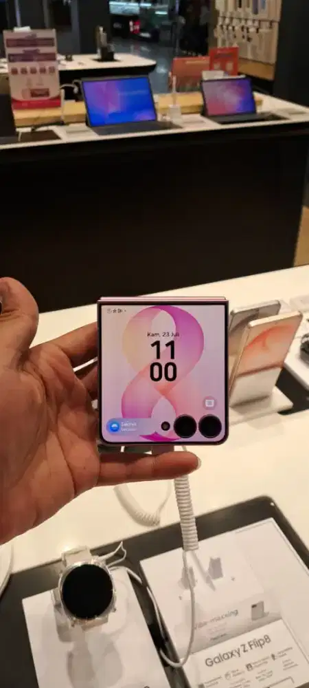 PRE-ORDER NOW! THE NEW GALAXY FLIP 8 SERIES!