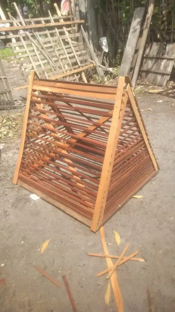 Kurungan anakan ayam dari kayu ulin