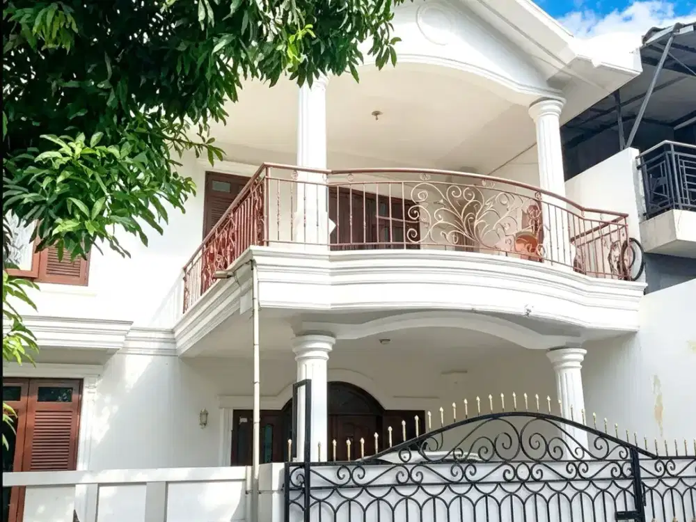 RUMAH LUAS DI REGENCY HARAPAN BARU — LT 300 M², 5 KT, BEBAS BANJIR!
