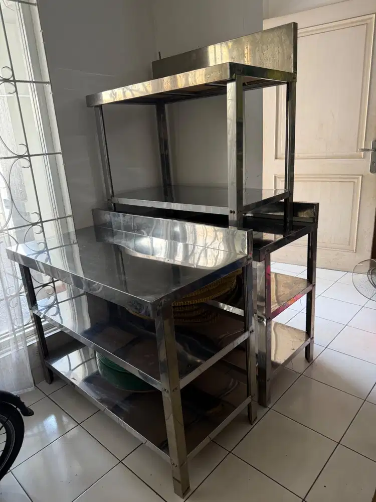 Dijual cepat 7buah meja steinless kondisi bagus, pemakaian 2 bln