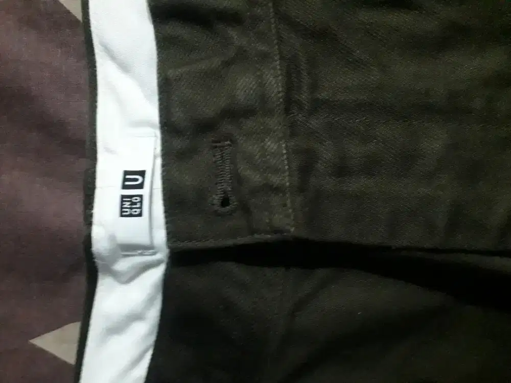 Celana chino uniqlo warna army